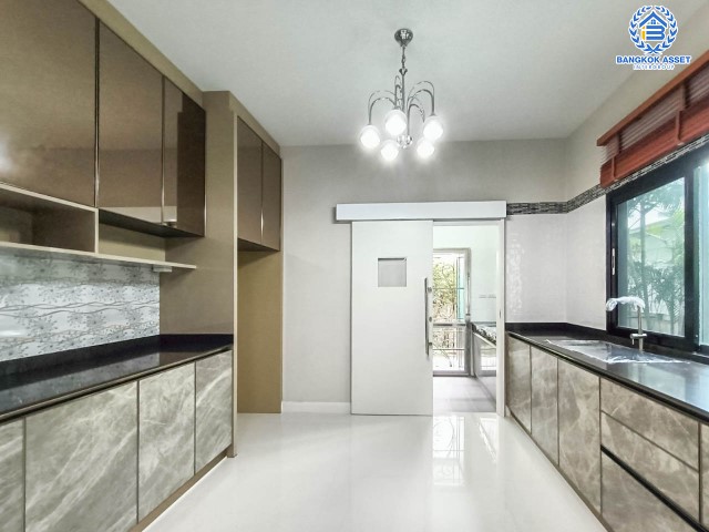 บ้านเดี่ยวมือสองย่านนนทบุรีฯ ม.เพอร์เฟคมาสเตอร์พีช รัตนาธิเบศร์  เนื้อที่กว้างขวางมากถึง 130.20 ตร.ว.  ฟังก์ชัน 4 ห้องนอน 5 ห้องน้ำ ที่จอดรถ 3 คัน เฟอร์นิเจอร์บิ้วท์อิน เปลี่ยนสุขภัณฑ์ใหม่ทั้งหลัง! บนทำเลแห่งการเดินทาง ใกล้รถไฟฟ้าสายสีม่วง "สถานีไทรม้า" และทางด่วน "งามวงศ์วาน" จองเลย!